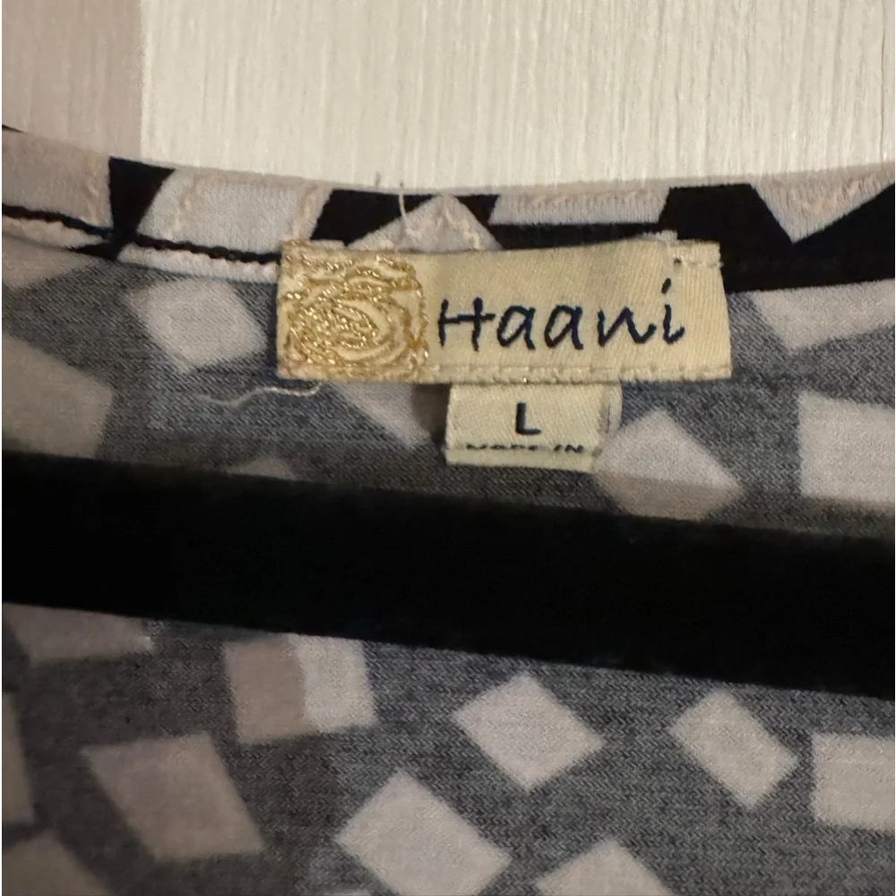 Haani maxi Black Dress with white shapes has light pink textured details Size L_5